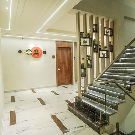 Familia Hotel And Banquets Lucknow Bagian luar foto