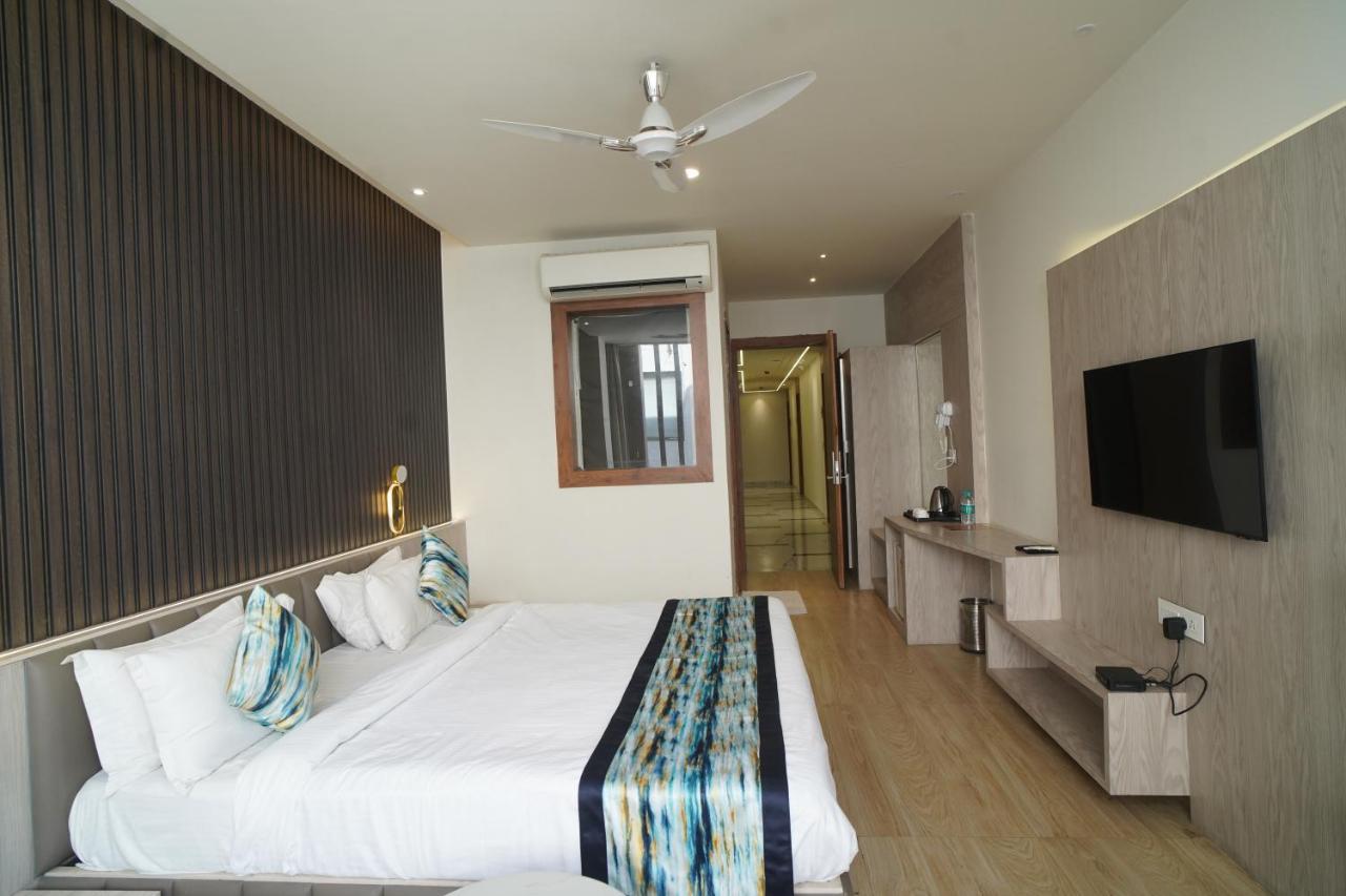 Familia Hotel And Banquets Lucknow Bagian luar foto