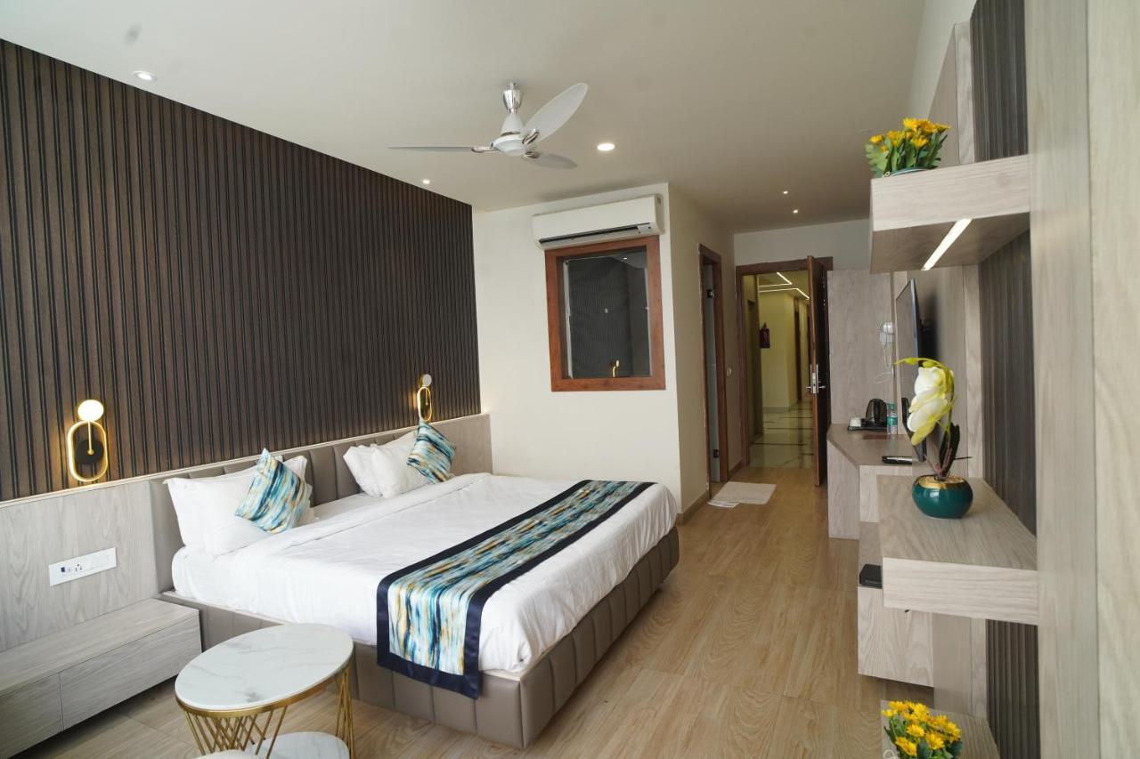 Familia Hotel And Banquets Lucknow Bagian luar foto