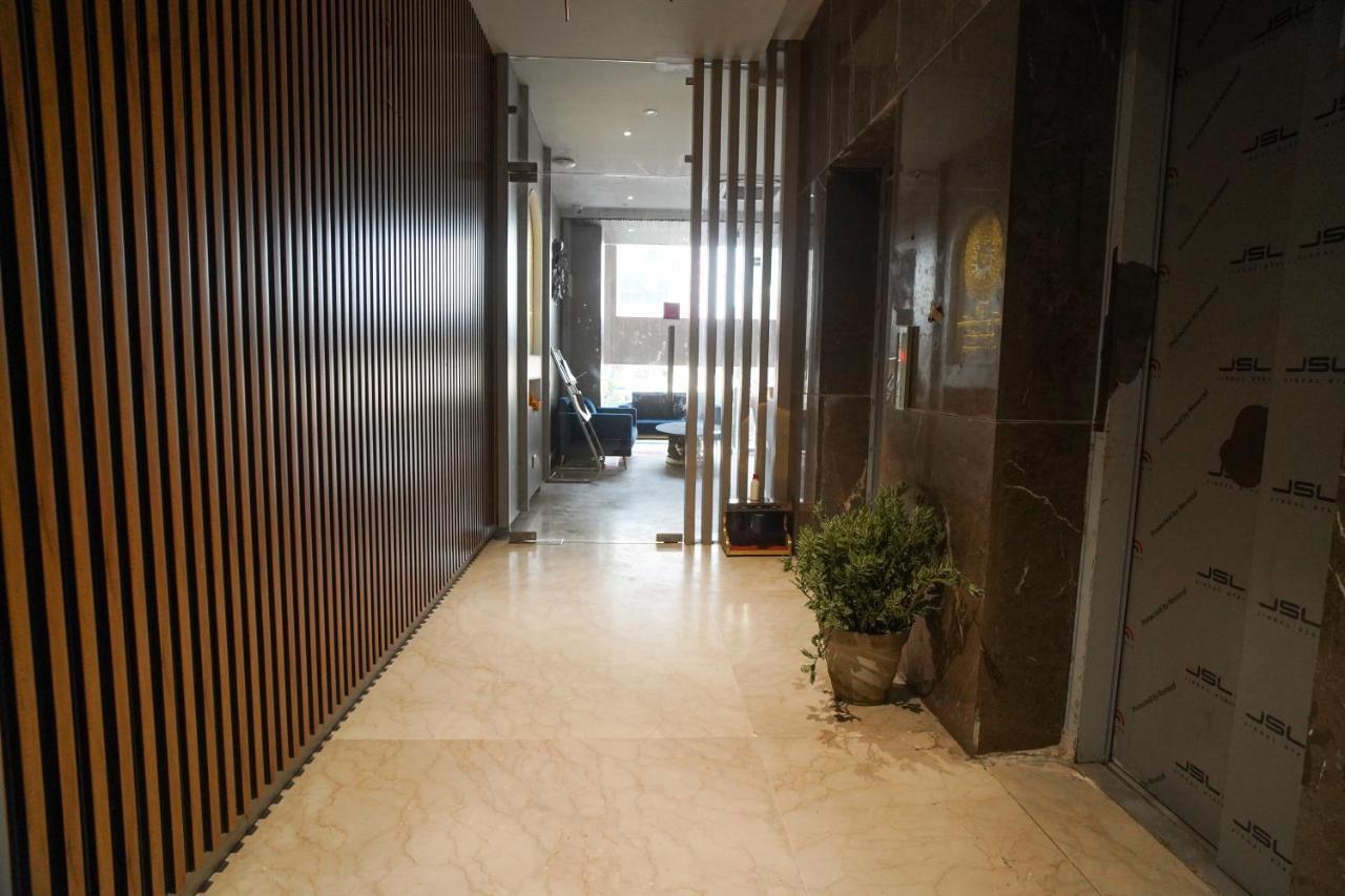 Familia Hotel And Banquets Lucknow Bagian luar foto