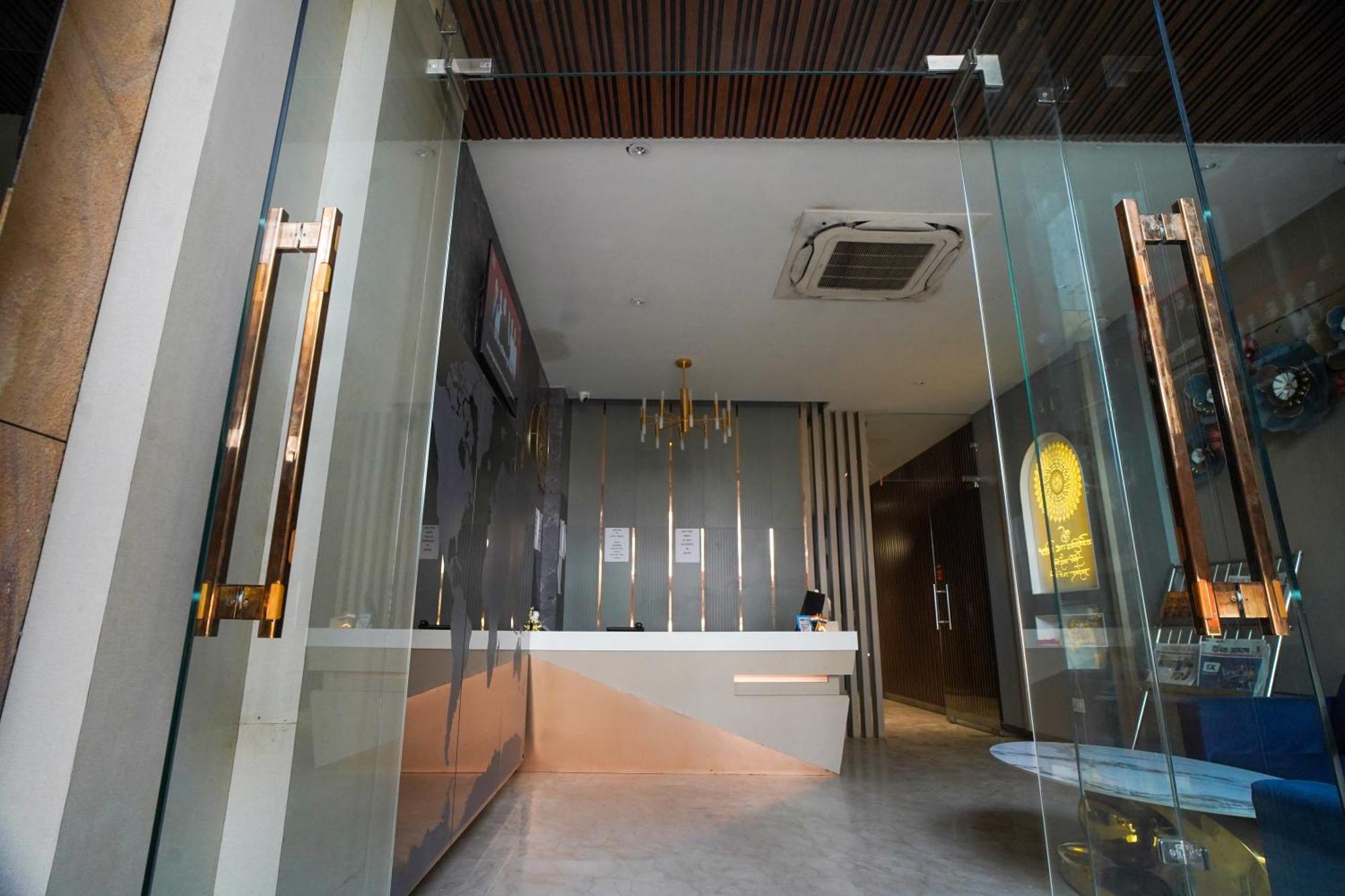 Familia Hotel And Banquets Lucknow Bagian luar foto