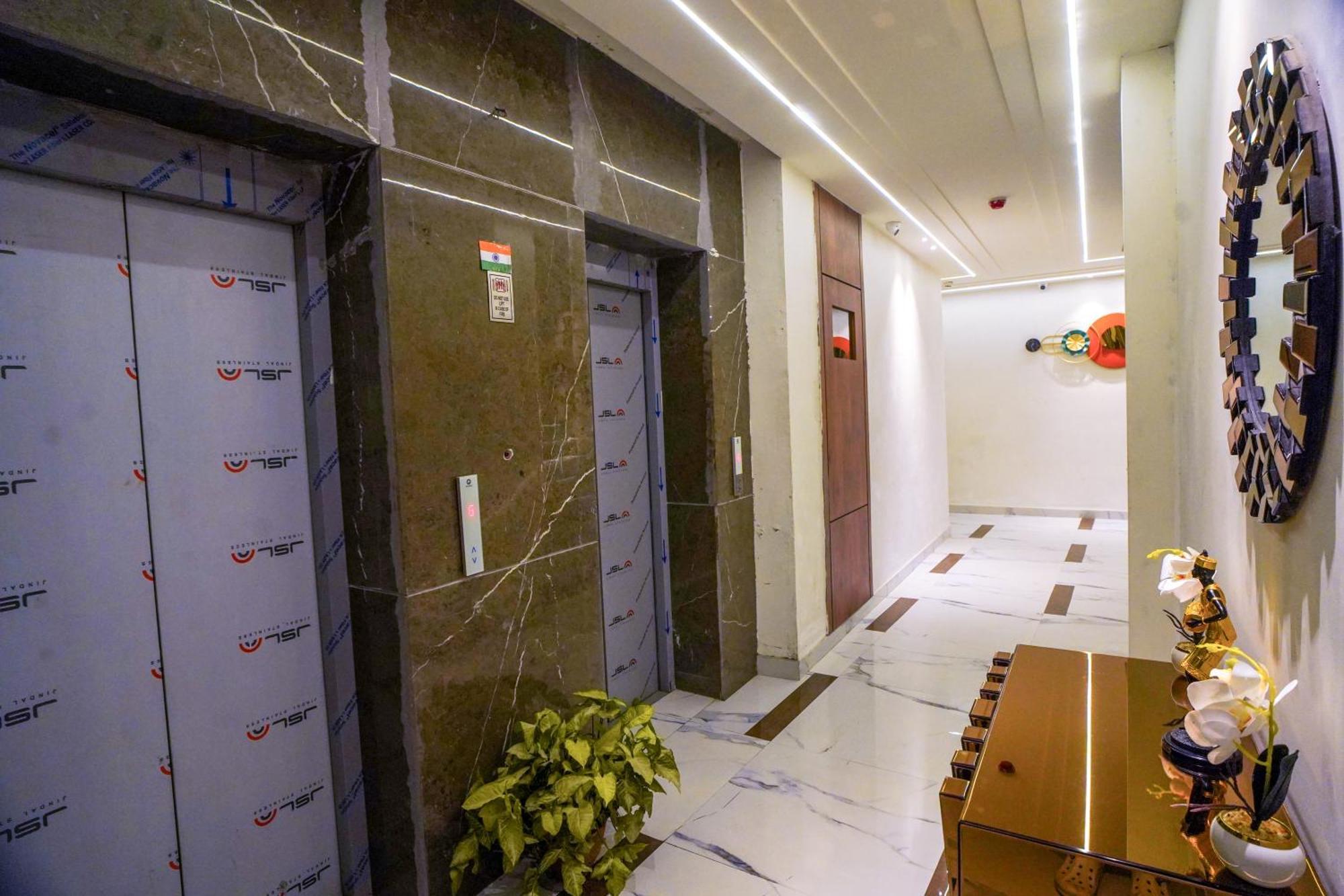 Familia Hotel And Banquets Lucknow Bagian luar foto