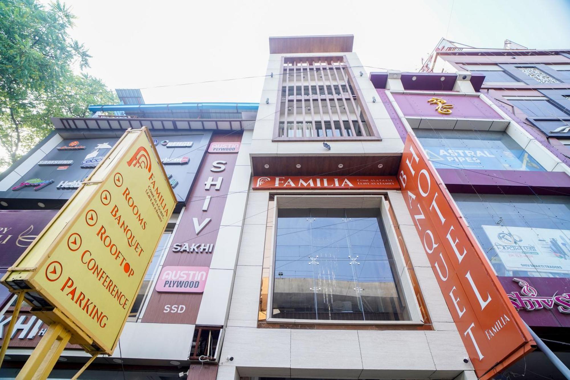 Familia Hotel And Banquets Lucknow Bagian luar foto