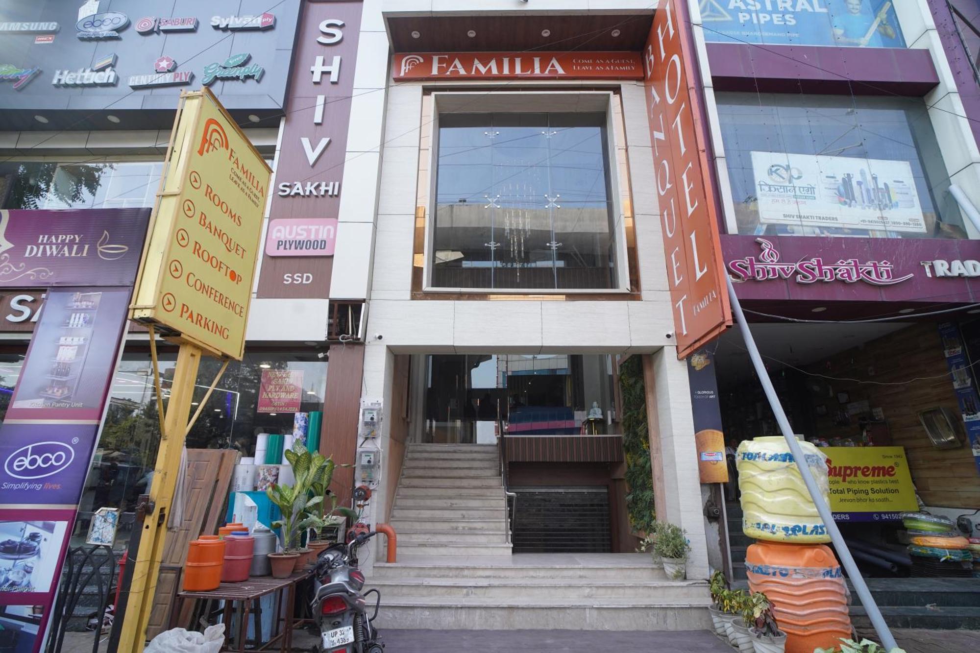 Familia Hotel And Banquets Lucknow Bagian luar foto