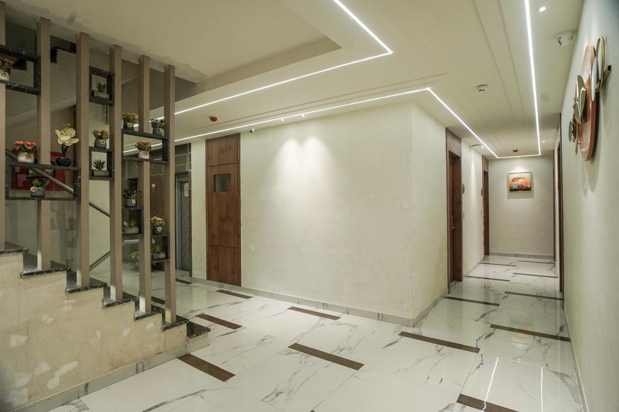 Familia Hotel And Banquets Lucknow Bagian luar foto